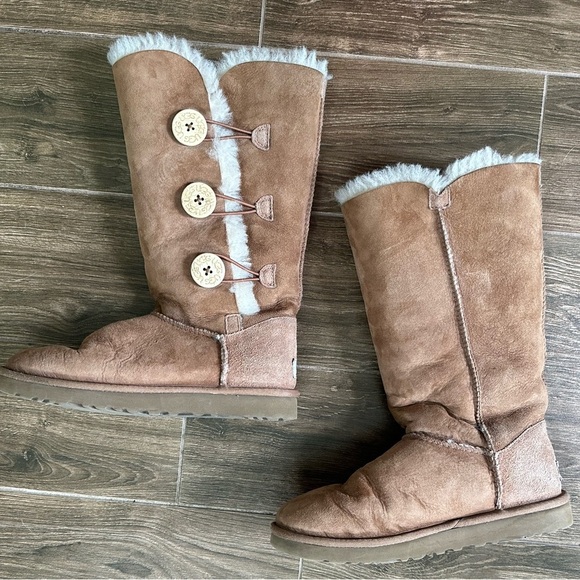 UGG Australia Women’s Bailey Button Triplets, Size 7 - Picture 1 of 7